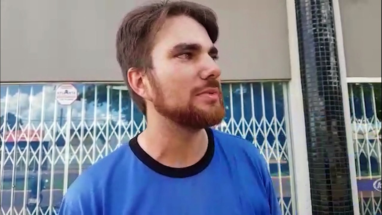 Cratera na Avenida Rocha Pombo provoca queda de motociclistas e vários danos em veículos