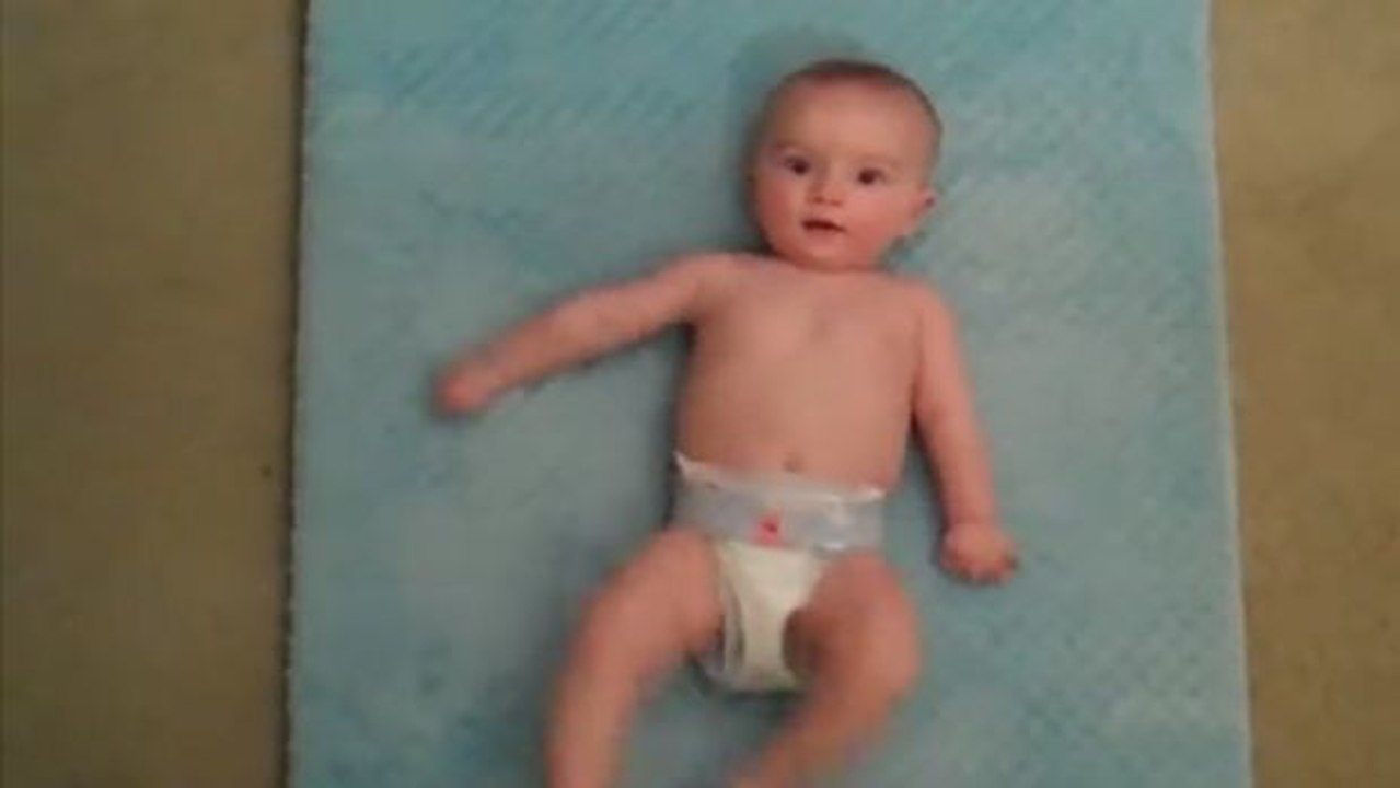 Das Baby liegt auf dem Wickelplatz. Was es gleich macht, hast du so noch nicht gesehen!