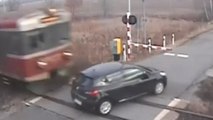 Ein Autofahrer überquert einen Bahnübergang, doch dann kommt der Zug angerast