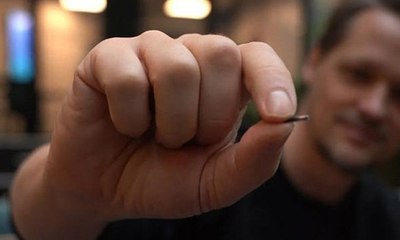 شريحة ذكية تحت الجلد تعمل كجواز سفر لكورونا