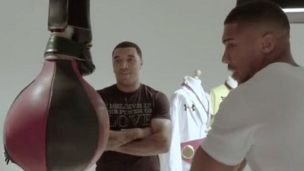 Anthony Joshua testet die Kraft seines Armes an einer Punching Machine