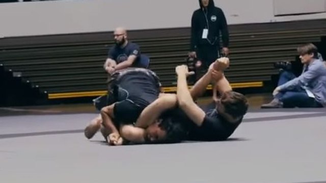 Er weigert sich, abzuklopfen. Dabei hätte er bei diesem Jiu-Jitsu-Armhebel lieber aufgeben sollen...