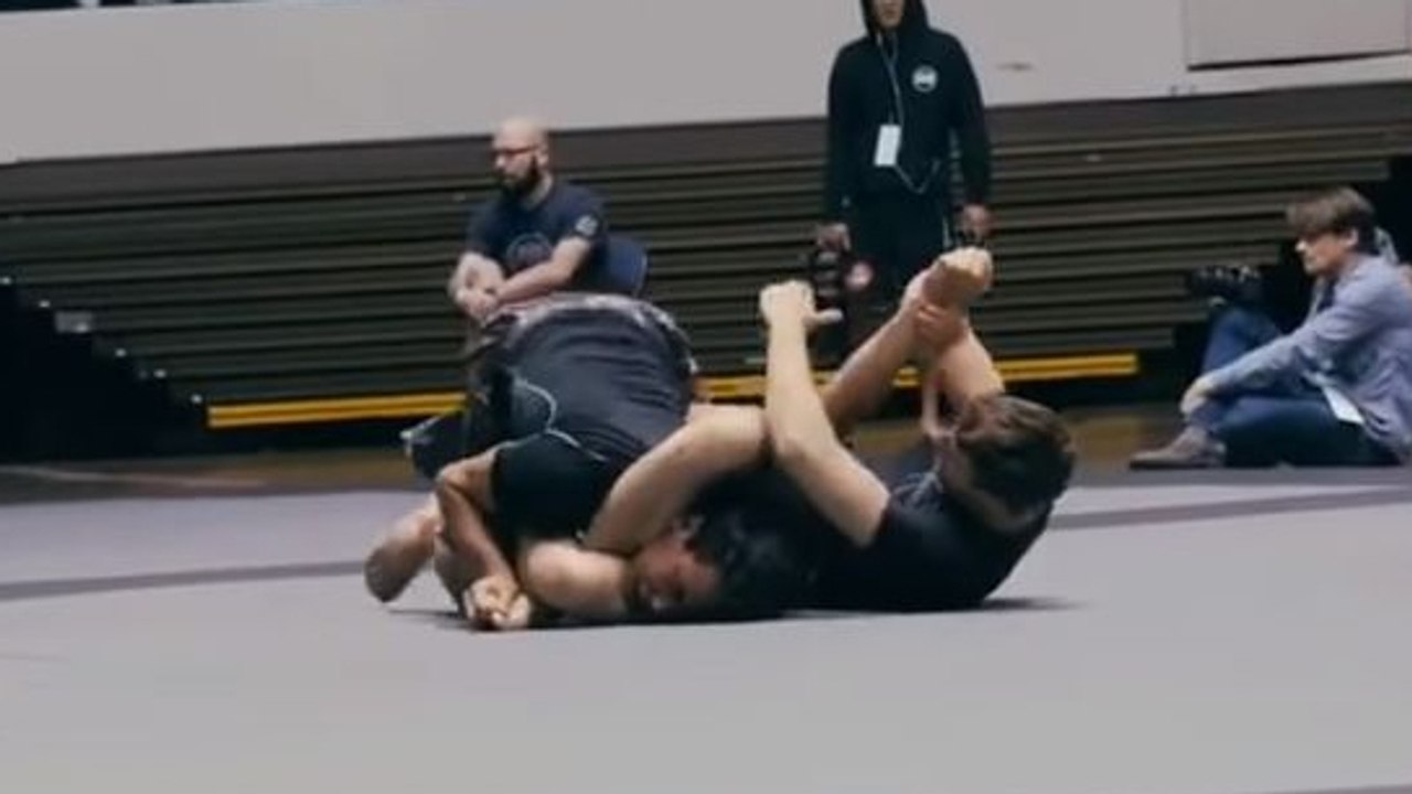 Er weigert sich, abzuklopfen. Dabei hätte er bei diesem Jiu-Jitsu-Armhebel lieber aufgeben sollen...