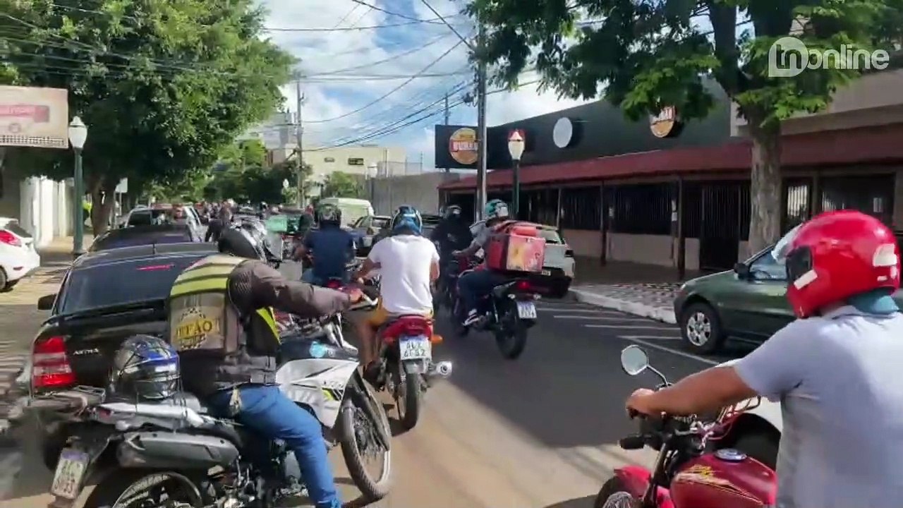 Cortejo marca sepultamento de entregador apucaranense