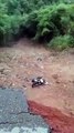 Homem morre após cair de cratera aberta em via interditada de Ouro Preto
