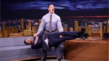 Der berühmte Moderator Jimmy Fallon bringt John Cena im Deadlift an seine Grenzen