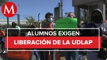 Estudiantes se manifiestan en las afueras de la universidad de Puebla