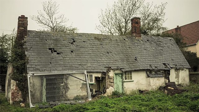 Eine alte Frau hat dieses Haus für immer verlassen. 13 Jahre später entdeckt ein Fotograf sein Inneres