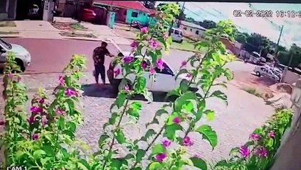 Casal em motocicleta furta carne que abasteceria restaurante