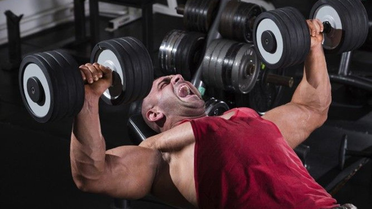 Der neuste Tipp, wie man im Fitnessstudio mehr Power hat: Bei den Übungen schreien!