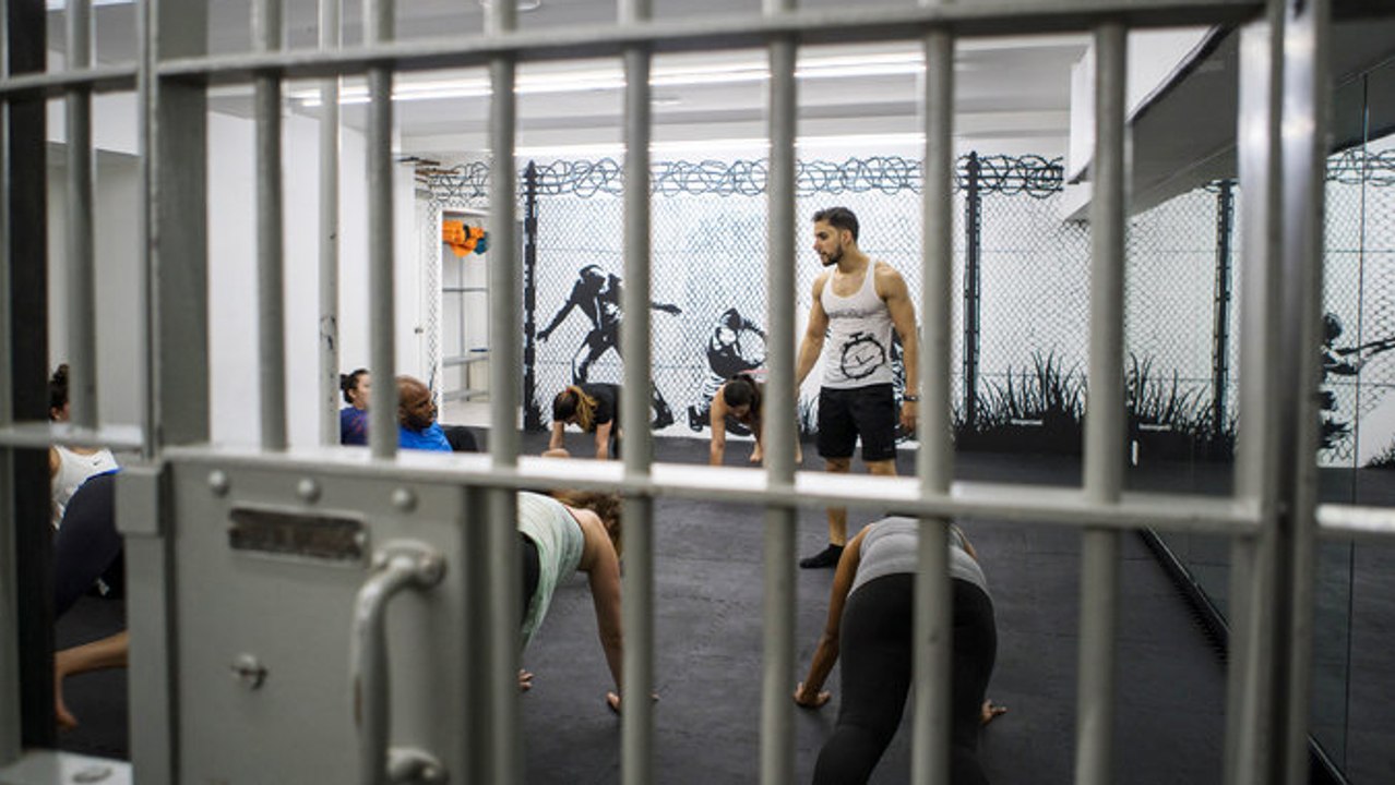 Coss Marte, ein ehemaliger Häftling, hat ein Fitnessstudio eingerichtet, das wie ein Gefängnis aussieht
