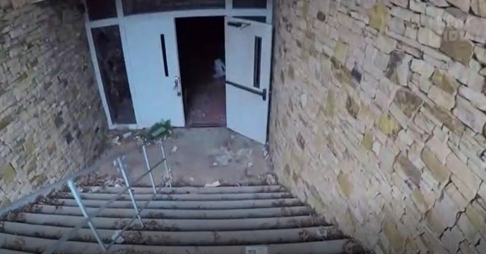 Mann steigt in verlassene Leichenhalle: Was er dort entdeckt, ist grauenhaft!