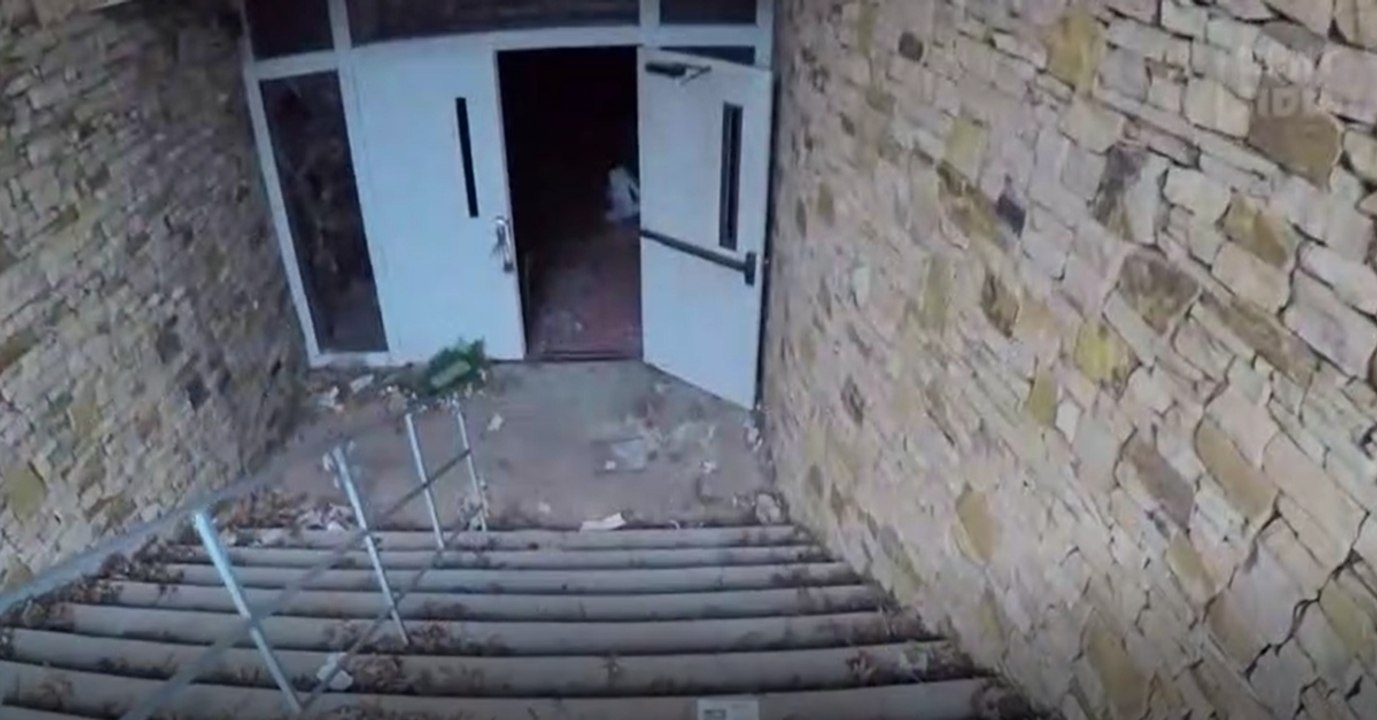 Mann steigt in verlassene Leichenhalle: Was er dort entdeckt, ist grauenhaft!