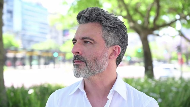 Cheveux gris : comment peuvent-ils retrouver leur couleur d’origine ?