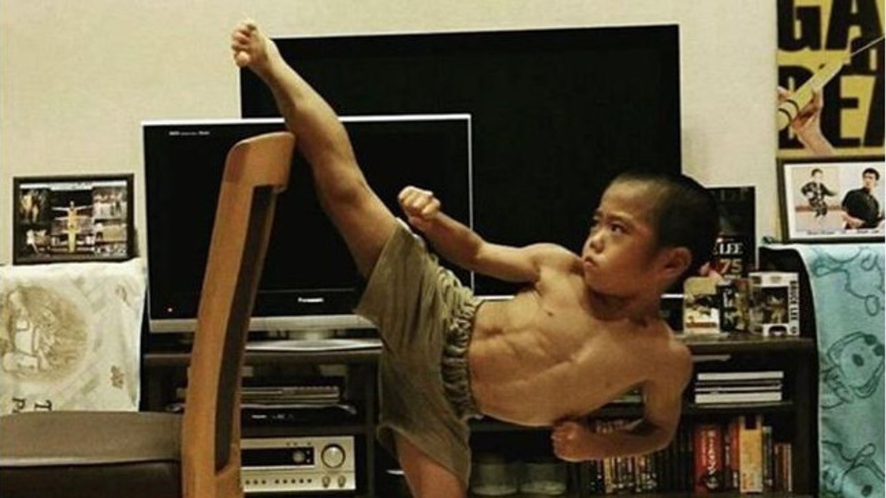 Mit gerade mal 6 Jahren spielt er Bruce Lee und macht einem ganz schön Angst!