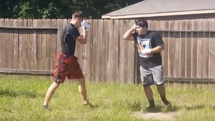 Ein junger Ringer misst sich im Hintergarten gegen einen Muay-Thai-Kämpfer