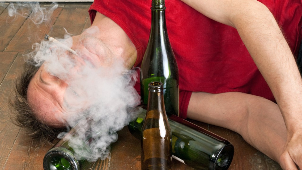 Das passiert in eurem Körper, wenn ihr gleichzeitig Alkohol trinkt und kifft