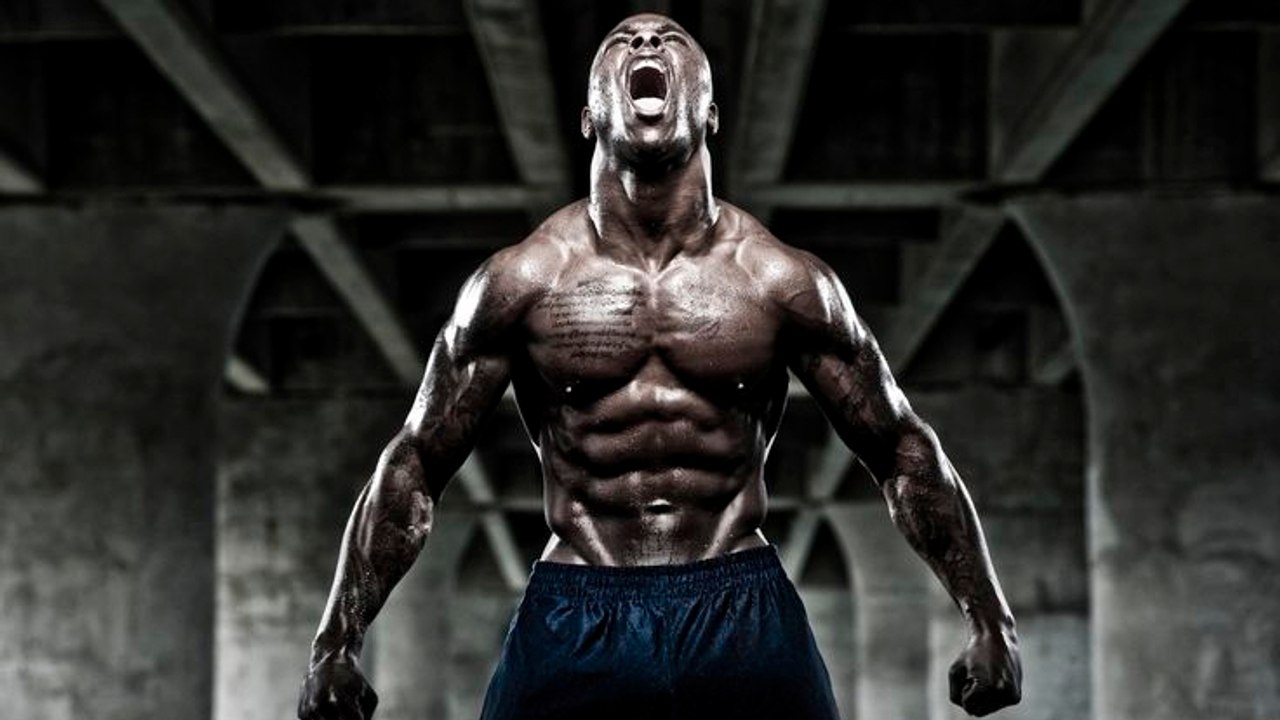 DER Tipp, wie du im Fitnessstudio mehr Gewichte heben kannst und deine Performance steigerst: Fluchen!