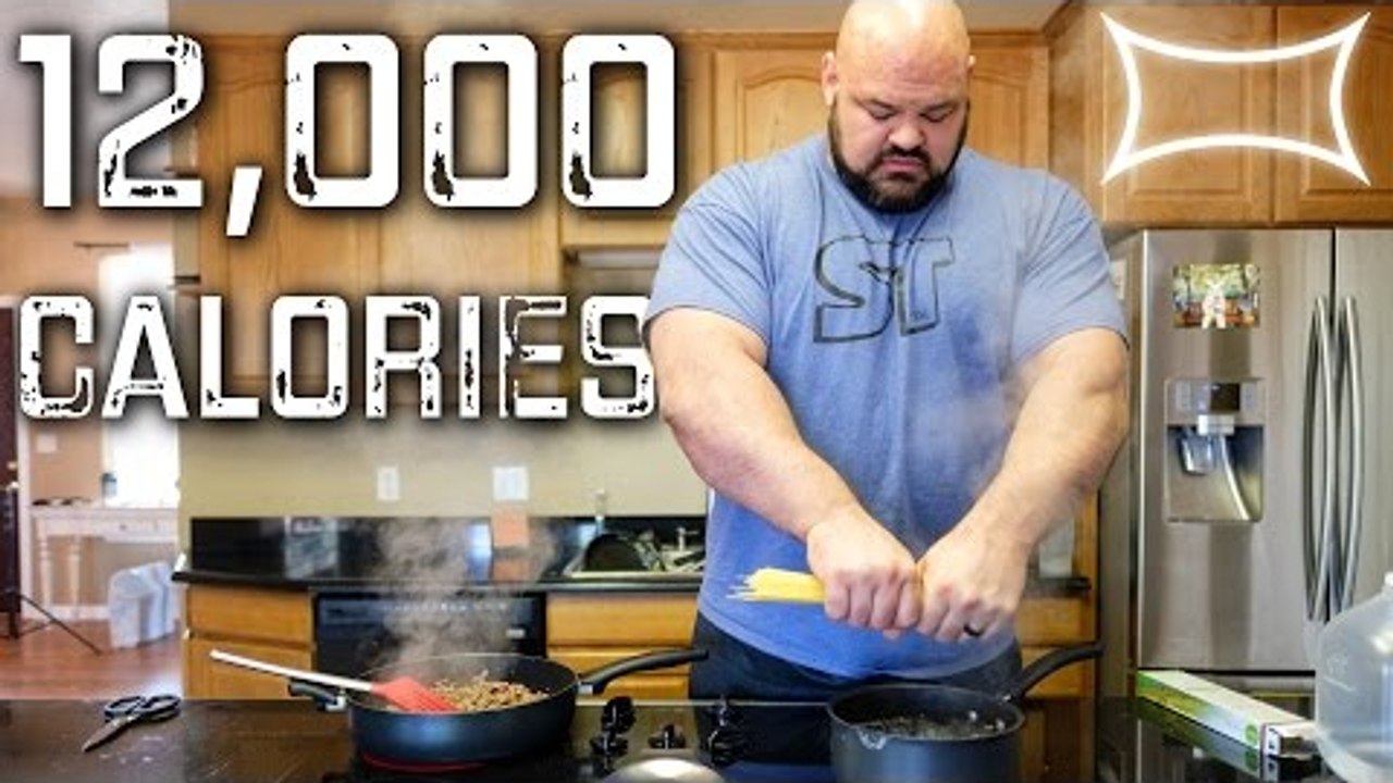 Hier seht ihr, wie Brian Shaw, der stärkste Mann der Welt, es schafft, 12 000 Kalorien am Tag zu essen