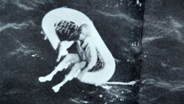 1961 treibt dieses Mädchen einsam auf dem offenem Meer. Jetzt verrät sie, wie es dazu kam