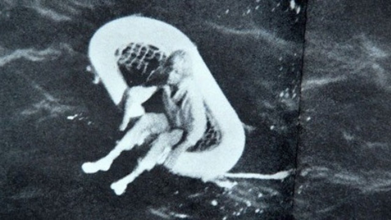 1961 treibt dieses Mädchen einsam auf dem offenem Meer. Jetzt verrät sie, wie es dazu kam