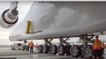 Das größte Flugzeug der Welt verlässt erstmals seinen Hangar. Dann zeigt es, was es kann!