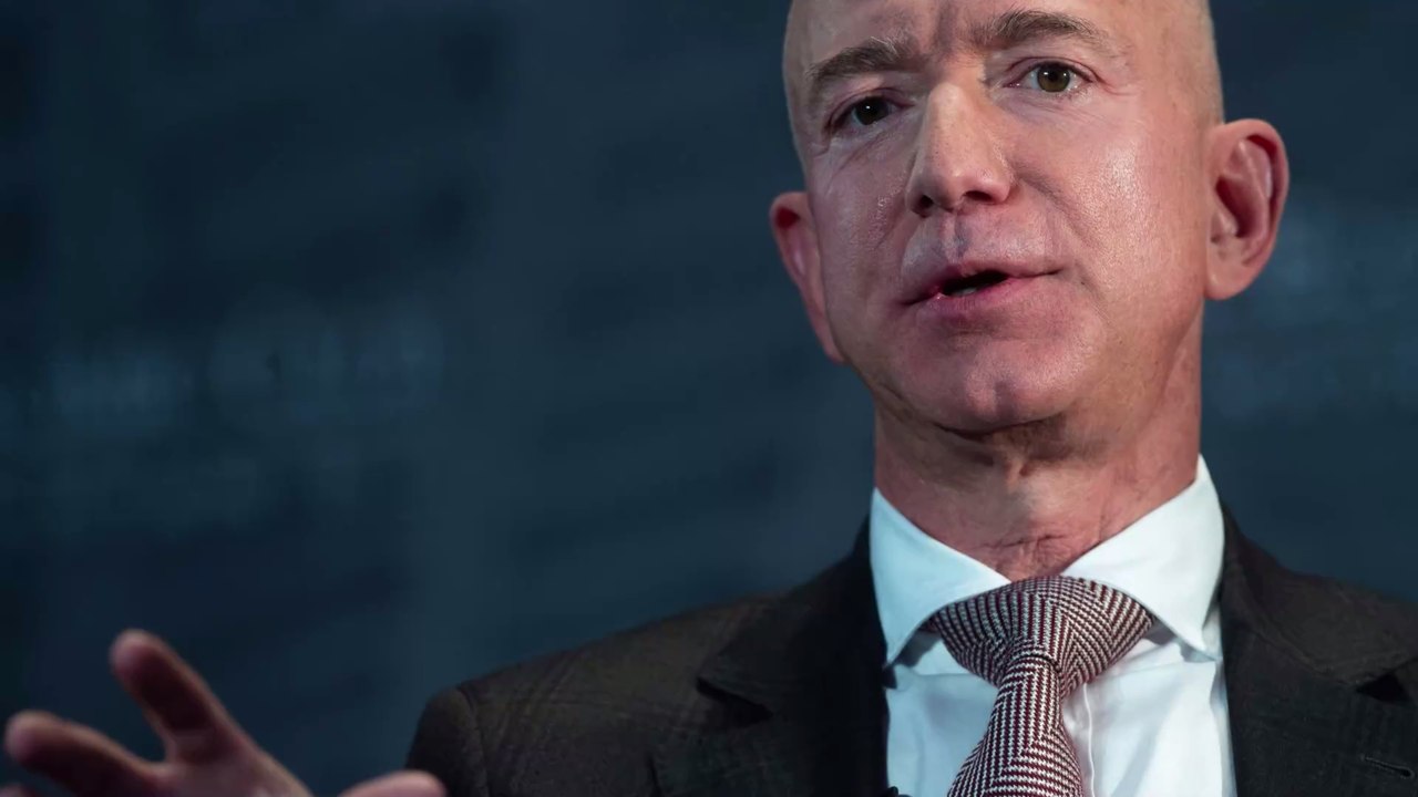 Jeff Bezos : qui est Wally Funk, la femme de 82 ans qui l'accompagne dans l'espace ?