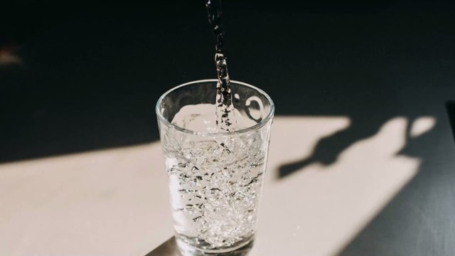 Pourquoi est-il important de boire de l'eau à jeun le matin ?