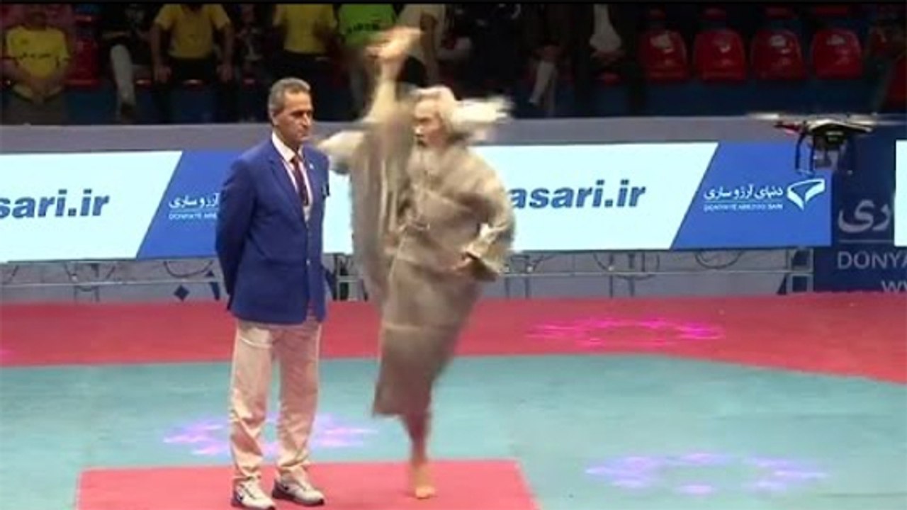 Beeindruckende vorführung des taekwondo-großmeisters shin-chul kang