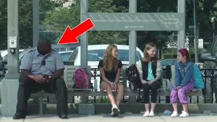 Harcèlement : ces deux adolescentes menacent une jeune fille sous l’œil attentif d'une caméra de surveillance