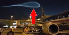 Un employé d'aéroport filme un étrange OVNI laissant derrière lui une trainée bleue