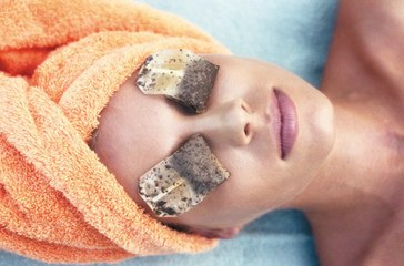 Cernes : le sachet de thé, l'astuce magique pour estomper ses poches sous les yeux