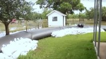 Cet homme trouve une technique incroyable pour lutter contre les inondations