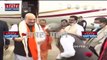 CM Yogi Nomination: एयरपोर्ट पहुंचे  CM Yogi, फूल देकर किया Amit Shah का स्वागत