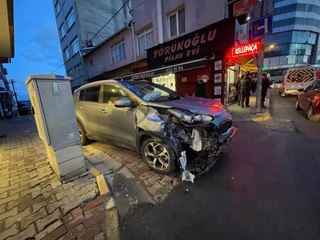 Tải video: Alkollü sürücü doğalgaz kutusuna çarptı