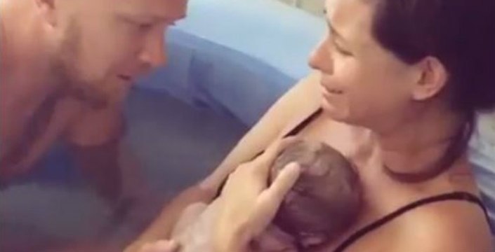 Cet accouchement dans l'eau s'est déroulé tout en douceur et en émotion