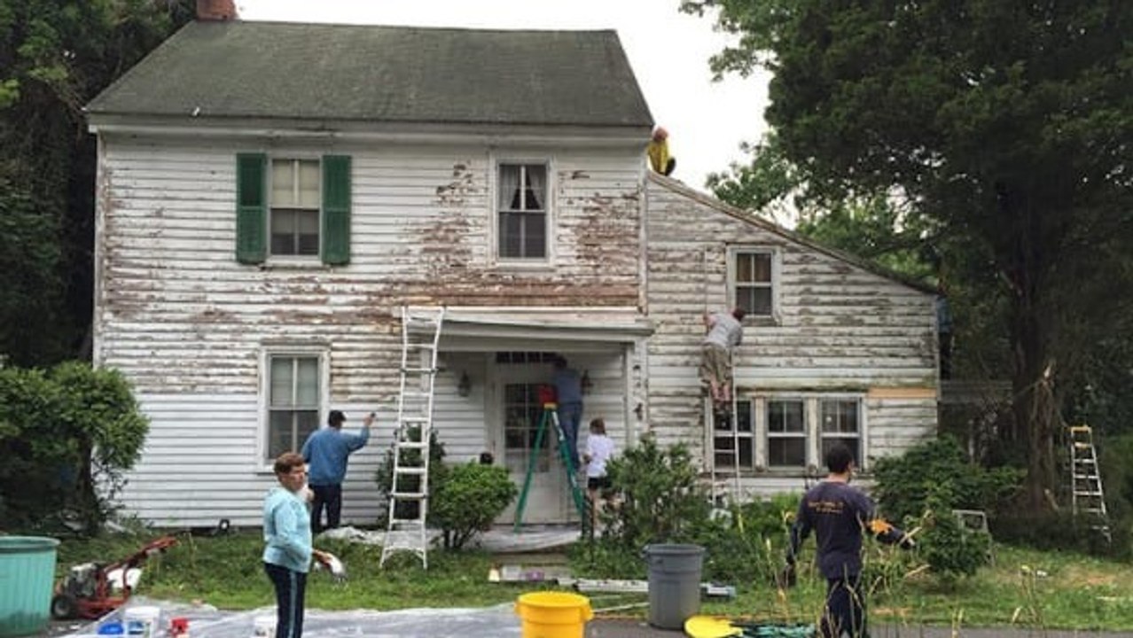 Un couple répare secrètement la maison de leurs voisins submergés par les dettes