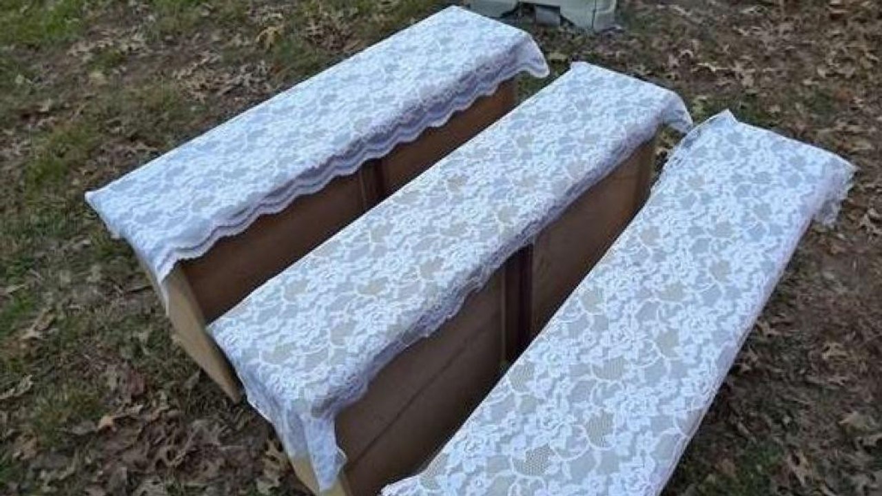 Avec un peu de dentelle, elle transforme radicalement une commode tout simple