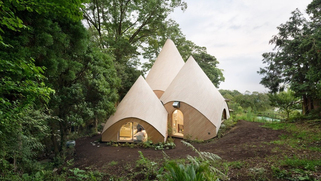 Au Japon, ces tipis dans la forêt cachent une magnifique maison de retraite