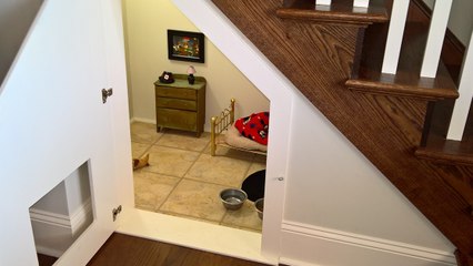 Cette femme réalise une vraie chambre pour son chien sous son escalier !
