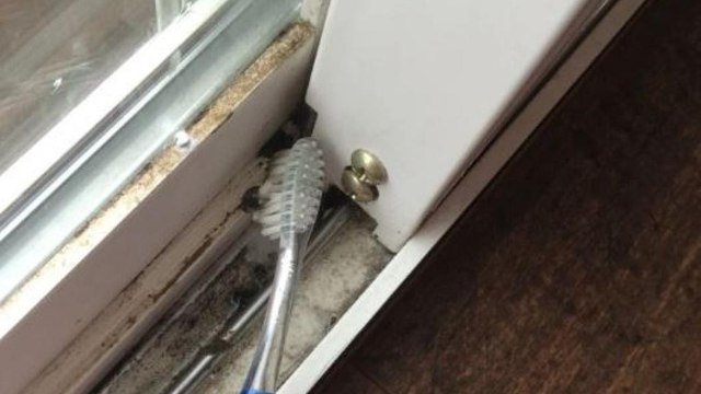 Voici une astuce infaillible pour nettoyer les traînes de vos fenêtres