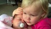 Une petite fille se console en prenant sa petite soeur dans ses bras. C'est tellement adorable !