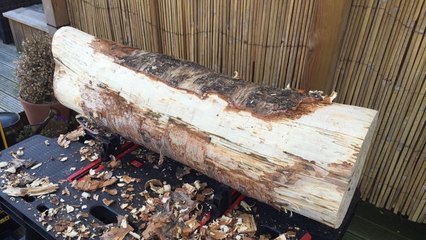 Voici comment réaliser un casier à vin avec un simple tronc d'arbre