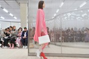Fashion Week Paris, Printemps Eté 2017 : Céline lance la tendance des chaussures dépareillées