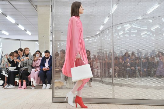 Fashion Week Paris, Printemps Eté 2017 : Céline lance la tendance des chaussures dépareillées