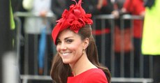 A l'occasion d'une cérémonie officielle, la robe rouge de Kate Middleton a fait sensation !