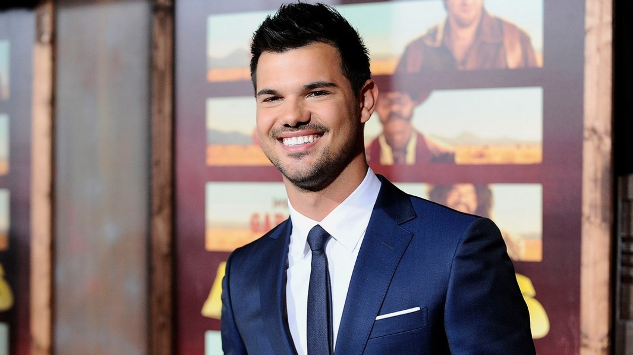Taylor Lautner : le héros de la saga Twilight s'est teint les cheveux en violet !