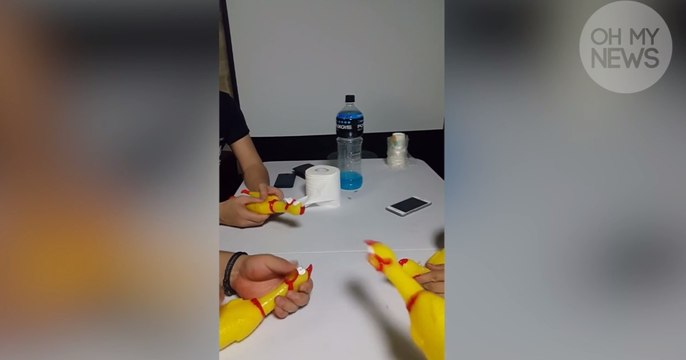 Ils jouent de la techno avec des poulets en latex... Et c'est franchement très réussi