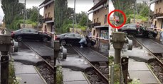 Schweiz: Auto eingeklemmt zwischen Schranken, Passanten flippen aus und der Zug rollt an!