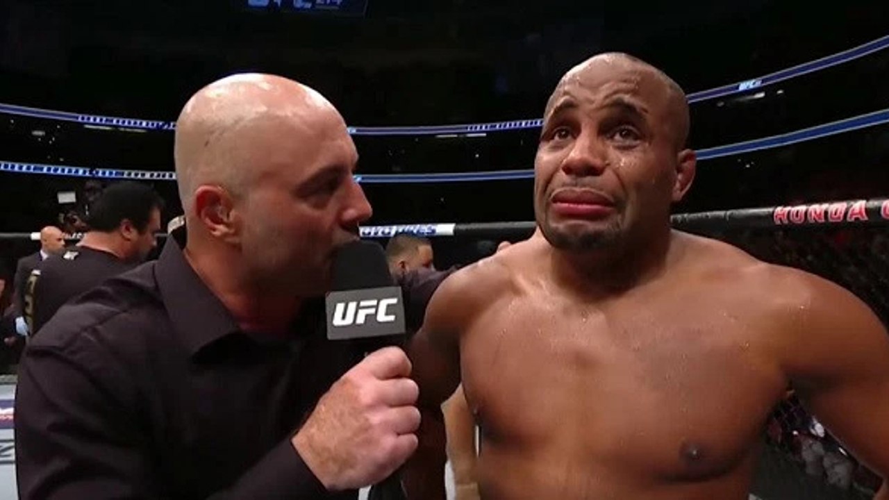 Daniel Cormier nach seiner Niederlage: Wie er mitten im Interview weint!